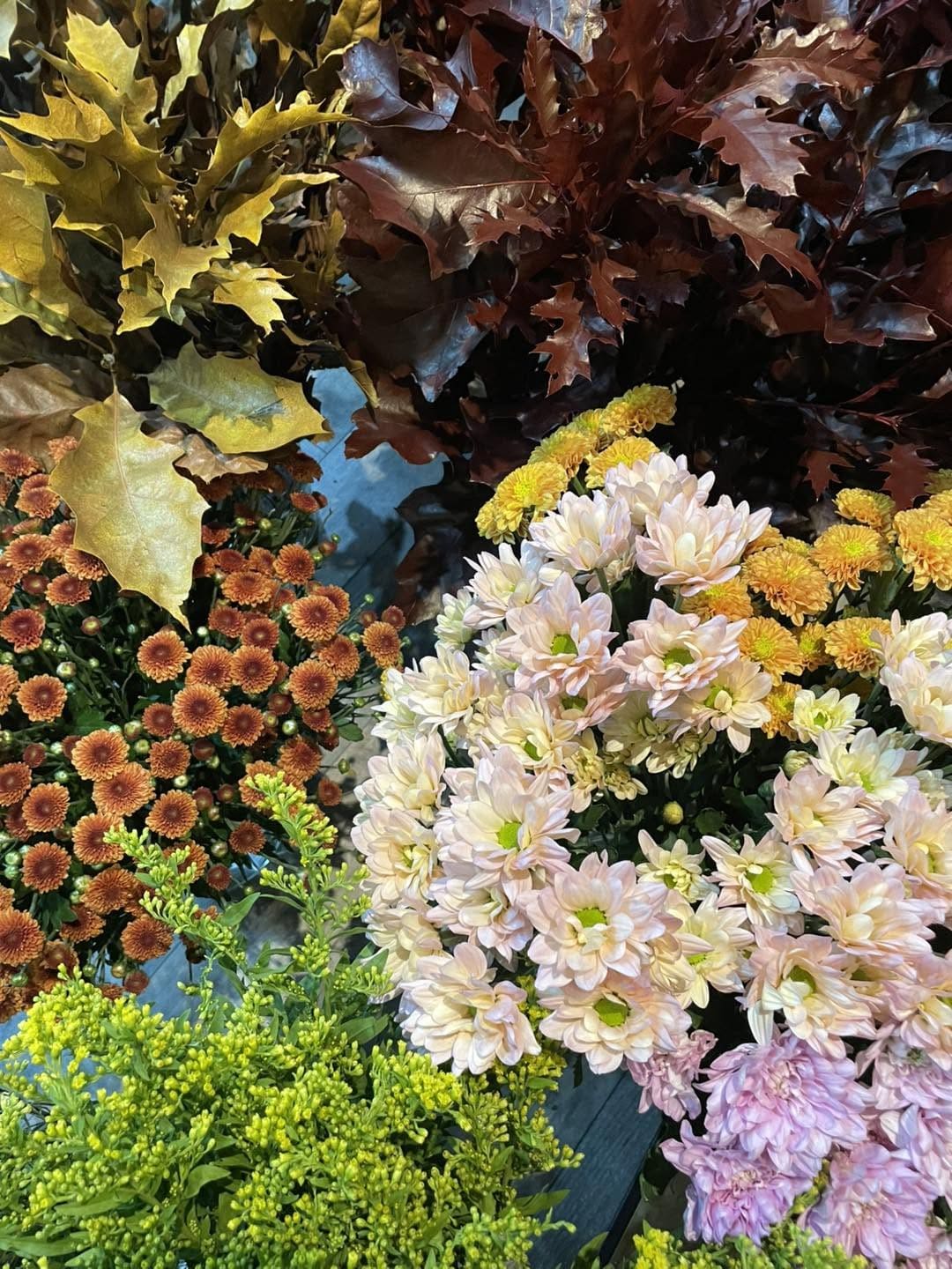 Jordan tenant une composition florale aux tons doux